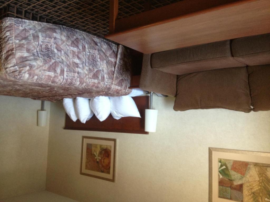 Ramada By Wyndham Yorkton Hotel Room photo