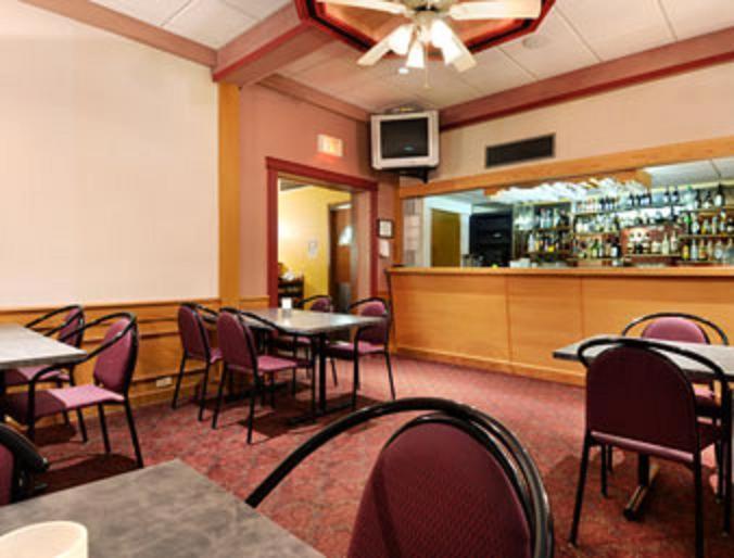 Ramada By Wyndham Yorkton Hotel Restaurant photo