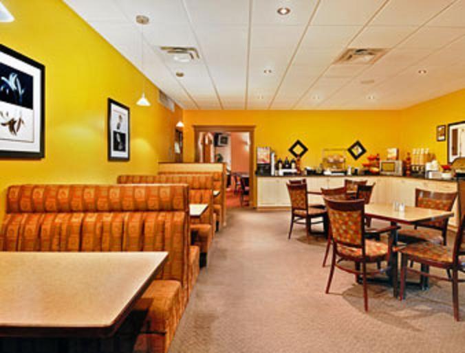 Ramada By Wyndham Yorkton Hotel Restaurant photo
